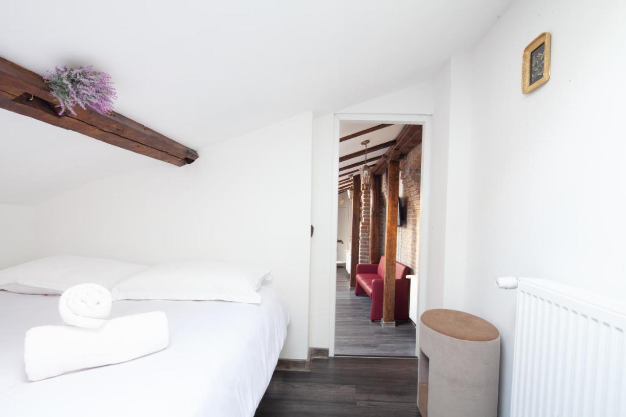 Little Paris Booutique In Old Town Center Brasov Apartman Kültér fotó