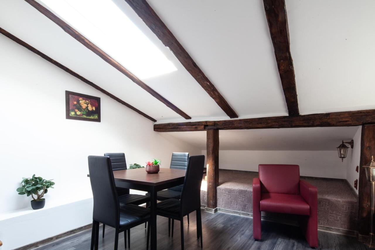 Little Paris Booutique In Old Town Center Brasov Apartman Kültér fotó
